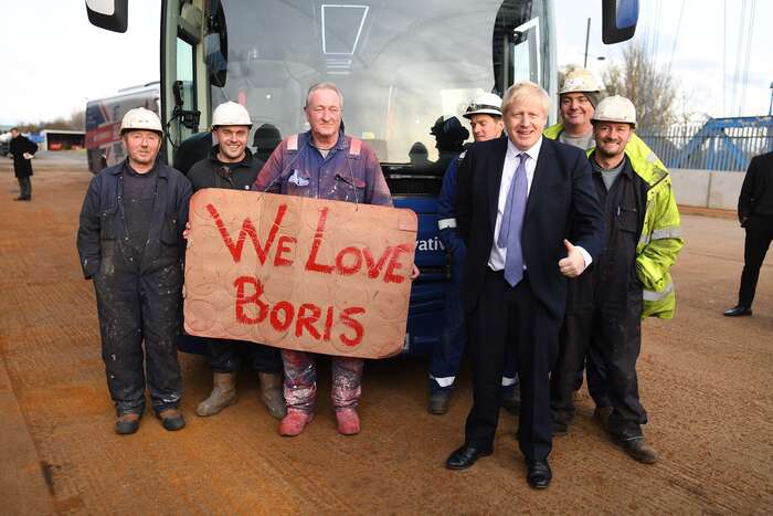 Populistický záběr a styl premiéra Johnsona (třetí zprava) úspěšeně oslovuje nové voliče. Zde snímek z minulé kampaně. Foto FB Boris Johnson
