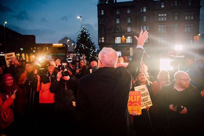 Jeremy Corbyn zdraví příznivce. Momentka z polední kampaně. Foto LP, flickr.com