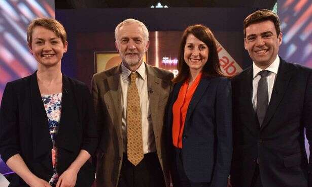 Kandidáti na předsedu Labour Party z primárek 2015. Zleva: Yvette Cooperová, Jeremy Corbyn, Liz Kendallová a Andy Burnham. Repro z videozáznamu LP