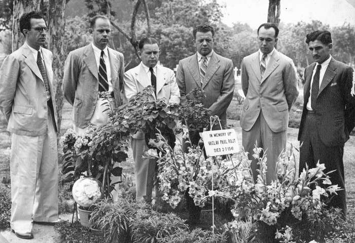 Vedení firmy Baťa nad čerstvým hrobem Václava Rojta v červenci 1941. Třetí zleva stojí Jan Bartoš, ředitel z Batanagaru. Foto Archiv Jana Beránka