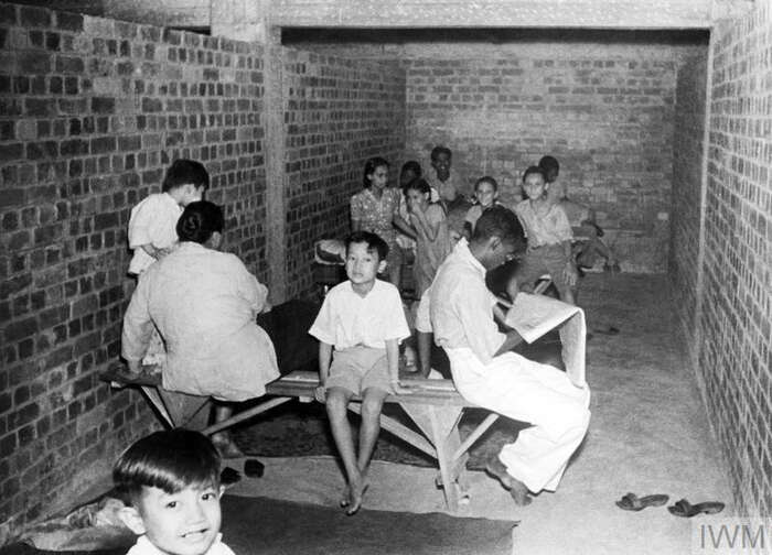Singapurští civilisté v protileteckém krytu stejného typu, jaký byl v suterénu Tiong Bahru. Foto Archiv Jana Beránka