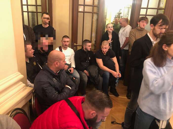 Na prosincové jednání zastupitelstva napochodovaly desítky svalnatých „emisarů“ ve sportovních úborech. Foto FB Pavla Čižinského