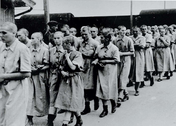 Oholené hlavy, neforemné oblečení, ztráta „ženských“ tvarů, to vše nutilo ženy v táborech pochybovat o vlastní identitě. US Holocaust Memorial Museum