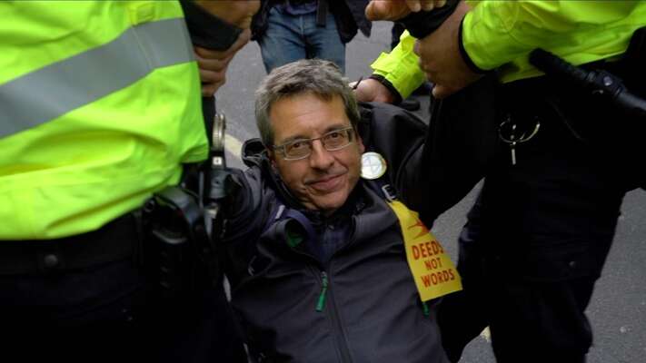 Autor před časem ohlásil, že se v rámci občanské neposlušnosti půjde nechat zatknout na akci Extinction Rebellion, což pak také dodržel. Repro DR