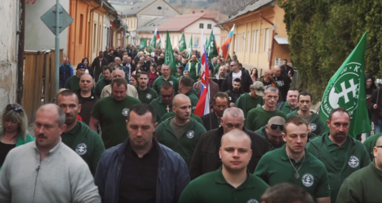 Mimo parlamentní lavice budí ĽSNS spíše dojem neonacistické bojůvky. Repro z videozáznamu