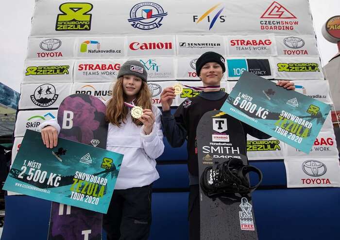 Letošní vítězka a vítěz disciplíny slopestyle, třináctiletá Vanessa Volopichová a patnáctiletý Kuba Hroneš, se svou prize money. A takhle už to bude pořád, Vanesso... Foto Czechsnowboarding.cz