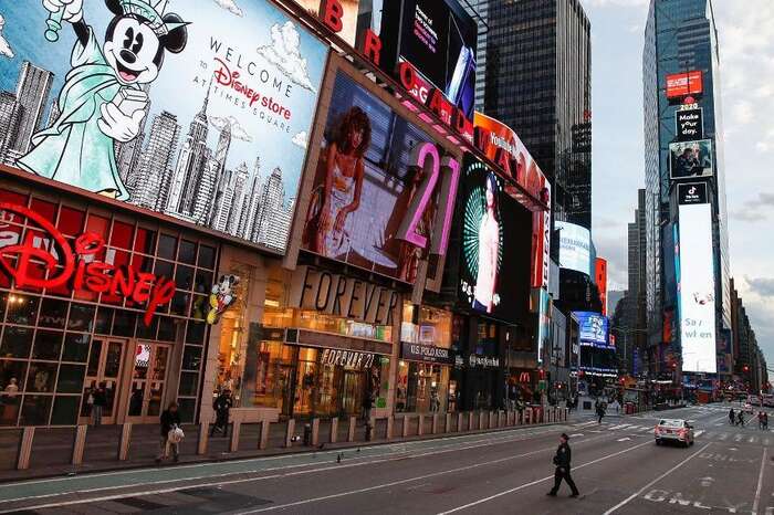 Vylidněný New York. Spojené státy v uplynulých dnech schválily obrovské prostředky na ochranu své ekonomiky. Obavy ale panují ze struktury a zaměření přijatého balíčku. Foto CNN