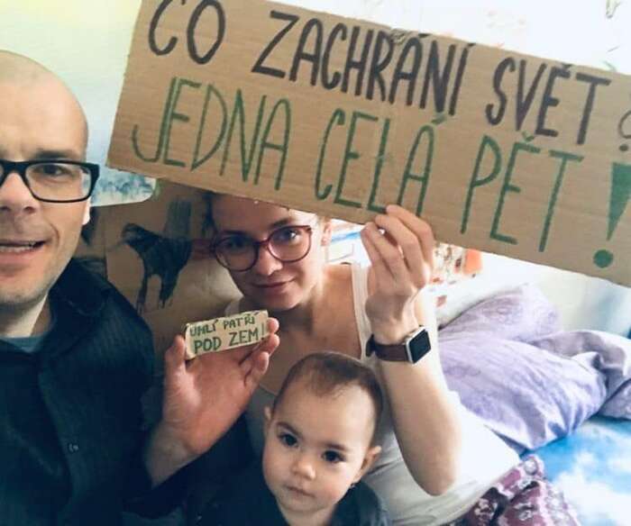 Desítky lidí tak jako divadelník Jiří Honzírek s rodinou sdílejí fotky a označují se, že jsou na Úřadu vlády. Foto FFF