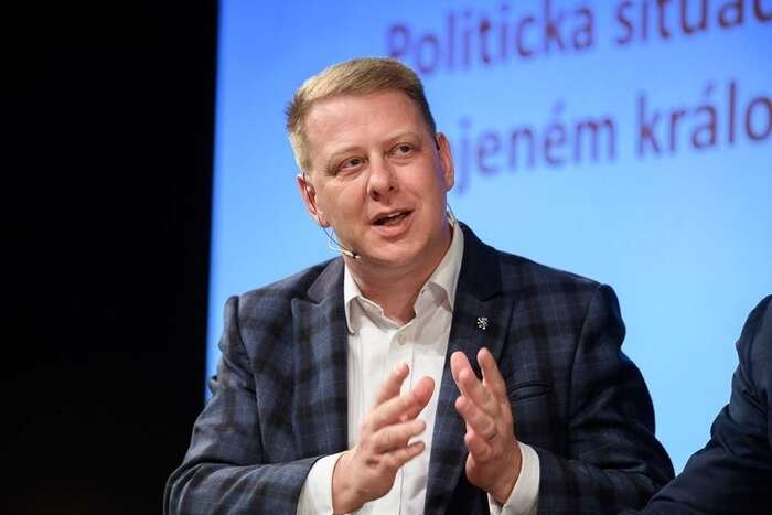„Rozvolňování mimořádných opatření není domyšlené. Vláda třeba neřekla, za jakých podmínek budou fungovat zahrádky u restaurací. Budou tam hosté sedět v rouškách, nebo budou jídlo konzumovat ‚na prezidenta‘,“ říká Tomáš Prouza. Foto FB Tomáš Prouza