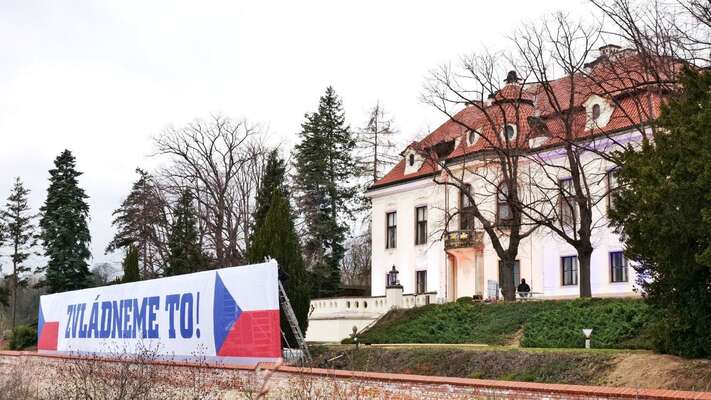 Fakt, že se Andrej Babiš soustředí spíše na jalová gesta typu vlajek a transparentů před Kamářovou vilou než na kompetentní řízení vlády, kterého podle všeho ani není schopen, představuje zásadní riziko pro veřejné zdraví. Foto FB Andrej Babiš
