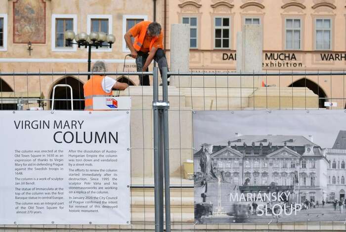 Bude a je to Dukův sloup. Symbol nízkých tendencí v české společnosti. Foto Jan Kašpárek, DR