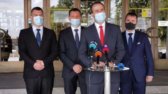 Smer a ĽSNS jsou od březnového nástupu Matovičovy vlády na Slovensku jedinými opozičními stranami. Jejich otevřená spolupráce byla však doposud tabu. Zde iniciátoři Platformy za hodnotové Slovensko na tiskové konferenci. Foto FB Insideri SK