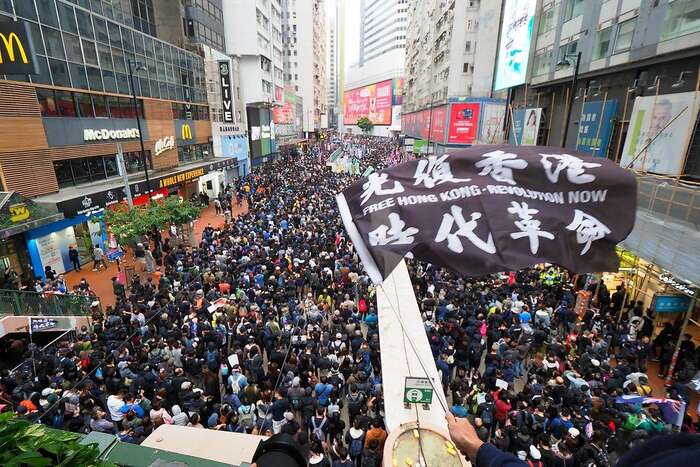Hongkongské protesty z počátku letošního roku: zákon připravovaný v Číně má být nástrojem jak demonstrace potlačovat přímou cestou. Flickr Etan Liam