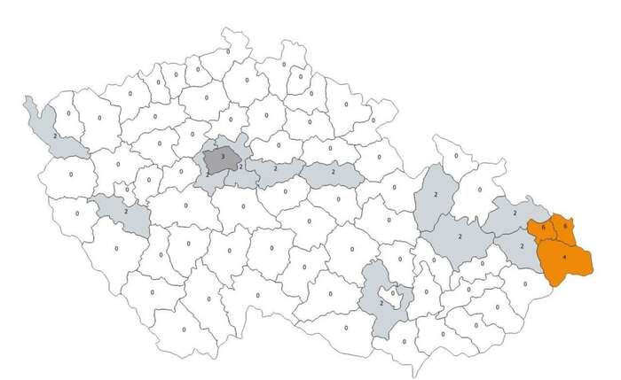 Naprostá většina území České republiky se drží vespod desetibodové epidemiologické škály. Mapa MZD