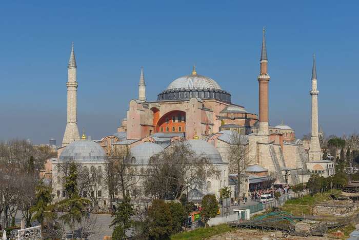 Hagia Sofia byla vystavěna v šestém století jako největší chrám křesťanského světa a zůstala jím téměř tisíc let. V roce 1453 byla poprvé upravena na mešitu, později opatřenou minarety. Od roku 1934 fungovala jako muzeum. Foto Arild Vågen, WmC