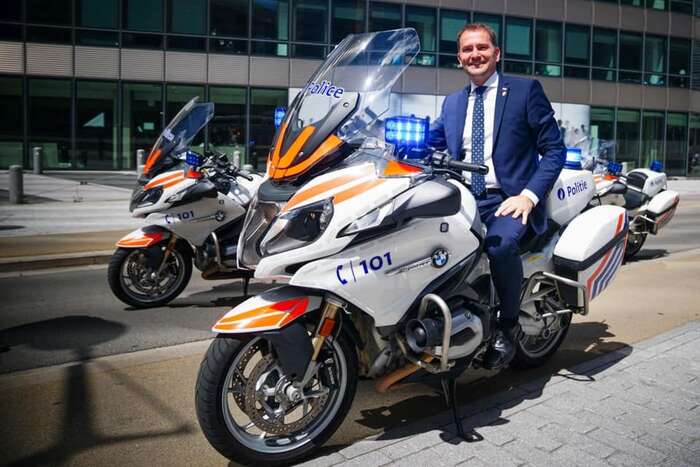 Slovenský premiér Matovič si při poslední služební cestě splnil sen nejednoho kluka -- posadit se na opravdovou policajtskou motorku. Foto FB I. M.