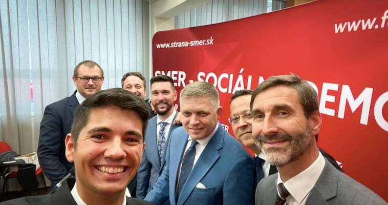 Členové nového předsednictva Smeru-SD. V popředí Juraj Blanár (vpravo) a Erik Kaliňák, od Blanára vpravo pak Ladislav Kamenický, Robert Fico, Richard Takáč a Ľuboš Blaha. Foto FB Erik Kaliňák