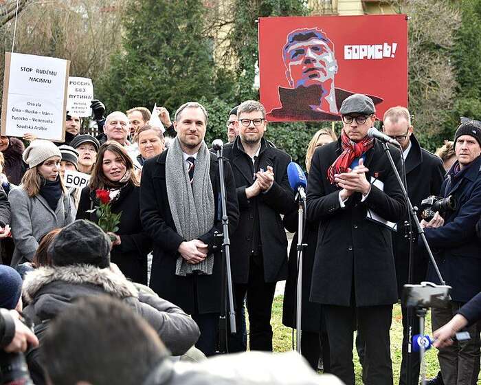 Napjaté česko-ruské vztahy se projevují i rovině bojů o symboly, jakým bylo kupříkladu pojmenování pražského náměstí podle zavřažděného ruského opozičního politika Borise Němcova. Foto WmC