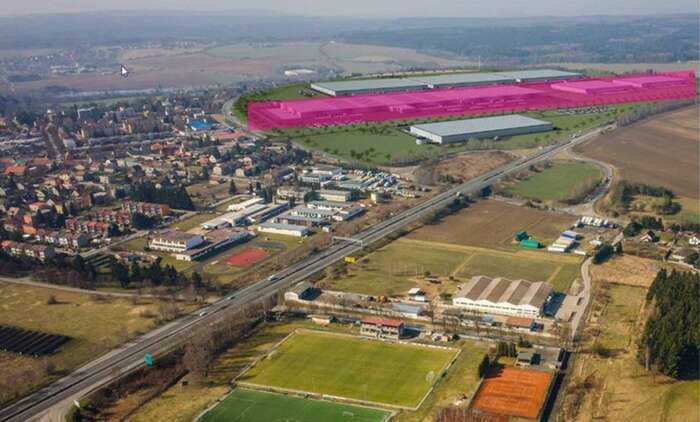 Na polích za Novým Strašecím usiluje společnost Panattoni o výstavbu rozsáhlého skladu. Vedení města si ovšem vznik průmyslové zóny nepřeje, byť ji platný územní plán předpokládá. Vizualizace Nové Strašecí — Občané proti halám