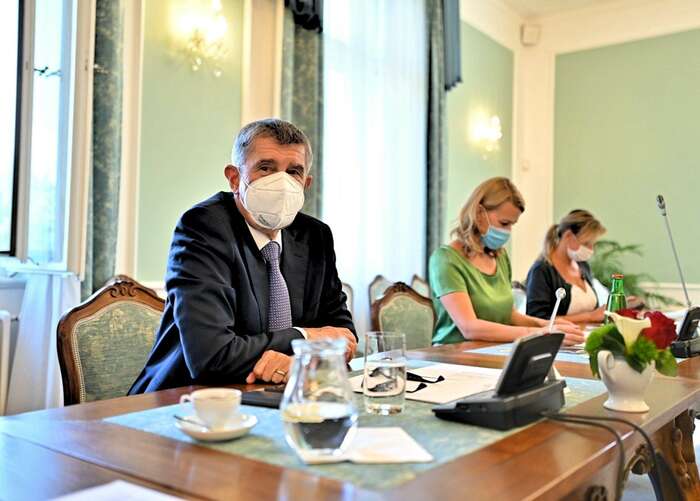 Andrej Babši se pořád ještě i za respirátorem tváří, jako by situace byla „nadmíru výtečná“. Foto FB Andrej Babiš