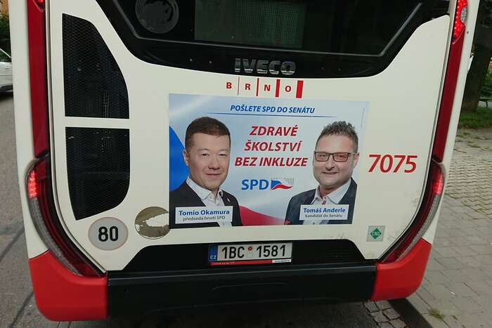 Řidič brněnské MHD Josef Prokeš odmítl vyjet s autobusem, který nesl předvolební plakát vyzývající k odmítnutí inkluzivního vzdělávání. Prokešův zásadový postoj otevřel otázku přístupu k regulaci české politické reklamy. Foto FB Josef Prokeš