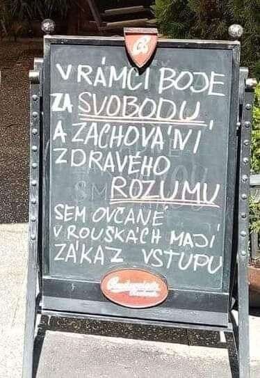 Je paradoxní, že se z roušky jako symbolu ochrany, zodpovědnosti a schopnosti poradit si vlastními silami s krizovou situací stal symbol totality a nesvobody. Repro DR