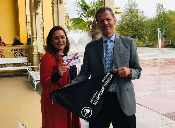 Chebského místostarostu Miroslava Nenutila před druhým kolem voleb podpořila pirátská kandidátka Markéta Monsportová. Foto FB Miroslav Plevný