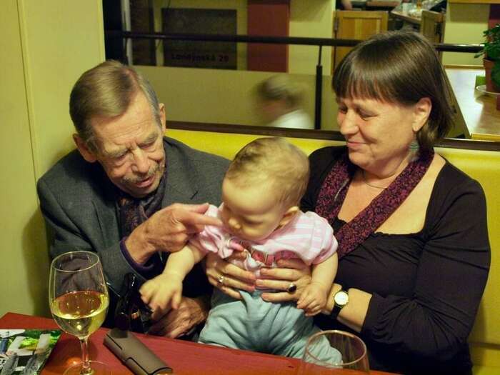 „Díky své neokázalé statečnosti a svobodomyslnosti se už jako třicátnice Anna Šabatová stala legendou pro mnohé, kteří jsou dnes legendami pro nás.“ Foto FB Anna Šabatová