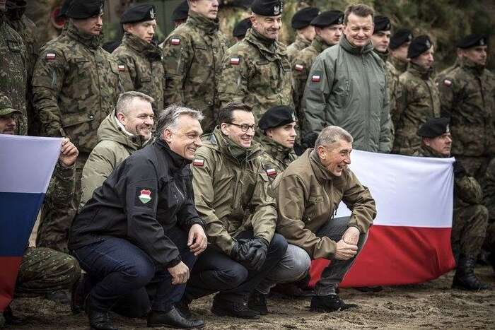 Kvóty jsou pro V4 problém nikoli proto, že by byly „nefunkční“, nýbrž proto, že jdou proti vlastnímu visegrádskému konceptu migrační politiky redukované na ochranu hranic. Země V4 totiž nesdílí stejné hodnoty jako většina ostatních zemí EU. Foto FB huppa.hu
