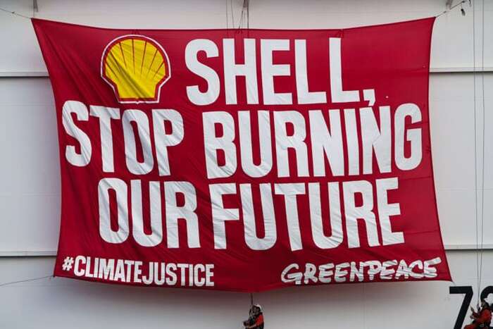 Ačkoliv firmy jako Shell nebo BP tvrdí, že do roku 2050 chtějí své podnikání učinit uhlíkově neutrální, žádná z nich ve skutečnosti nemá dlouhodobý plán, jak toho dosáhnout. A skutečnost je zpravidla přesně opačná. Foto FB Greenpeace International
