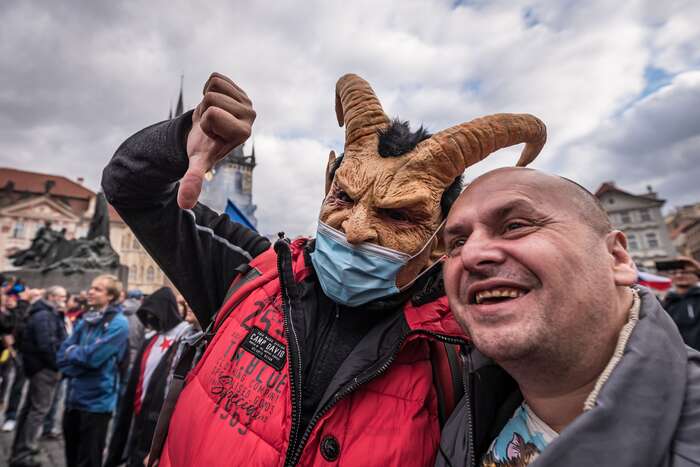 „Ať se chrání jen ti zranitelní!“ křičelo se na Staroměstském náměstí. Jenomže rouška nechrání svého nositele, nýbrž je projevem solidarity s druhým. Foto Petr Zewlakk Vrabec