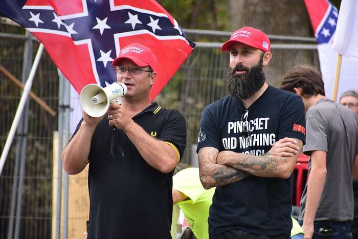 Proud Boys v trumpistických čepicích. Na triku muže s plnovousem patrný nápis Pinochet neudělal nic špatného! Foto Anthony Crider, WmC