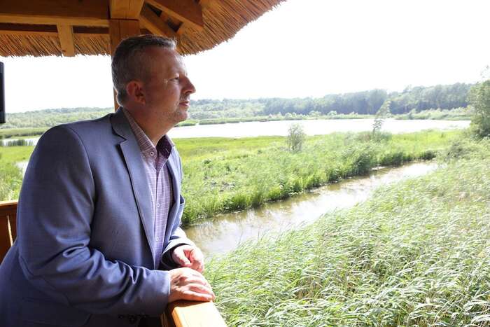 Ministr Brabec čelí podezření, že jeho resort neshromáždil včas důkazy o možném viníkovi havárie na Bečvě a že od něj aktivně odváděl pozornost. Foto FB MŽP