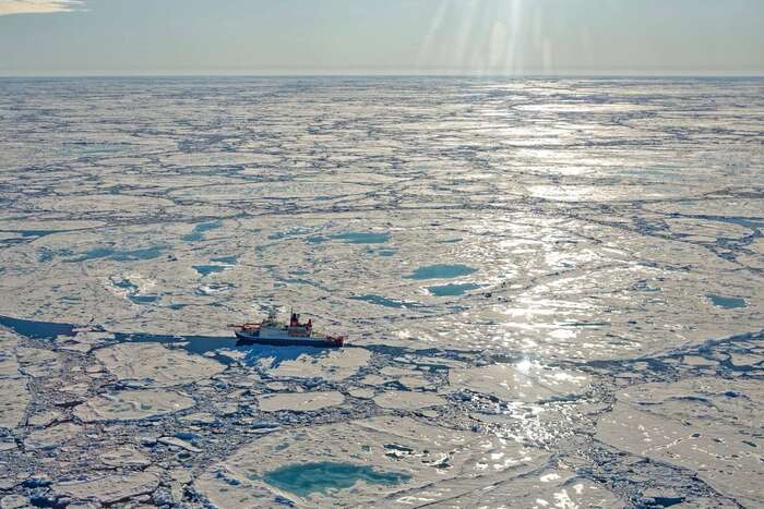 Ruský ledoborec Akademik Keldysh na výzkumné cestě Severním ledovým oceánem. Foto FB Osservatorio Russia