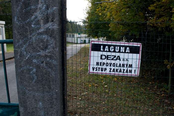 „Kam se tedy všechny ty kyanidy přivezené v cisternách se surovým dehtem ztrácejí?“ Foto Jakub Patočka, DR