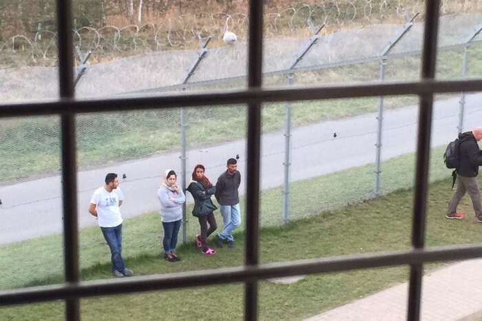Pozbytí osobní svobody je citelným zásahem do základního lidského práva. Je-li člověk navíc zbaven svobody v podmínkách neodpovídajících jeho věku, může to závažně poškodit jeho psychiku. Zařízení pro zajištění cizinců v Bělé-Jezové. Foto Twitter Christoph Israng