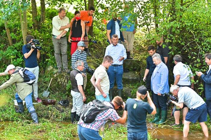 Ministr ve Sněmovně vysvětloval, že o DEZe vůbec mluvit nechtěl. „Ale novináři se na nic jiného neptali. Od druhého nebo třetího dne po havárii se ptali jenom na DEZU.“ Foto FB Andrej Babiš