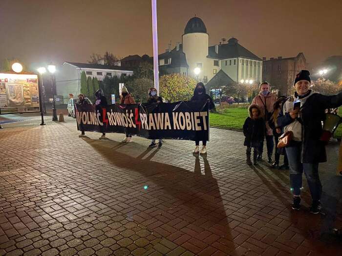 Protesty v Žirardově zorganizovala se svými přítelkyněmi Aleksandra Farská, matka syna s Aspergerovým syndromem (vpravo). Foto Marta Pawlovská