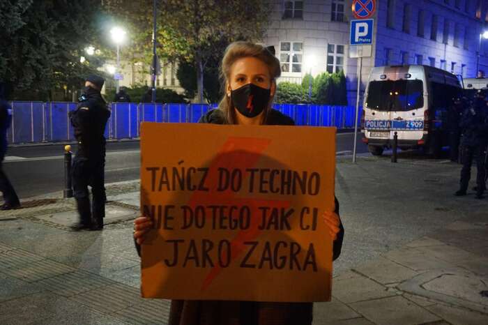 Každý protestuje po svém. „Tančete na techno, ne podle toho, jak vám píská Jarek.“ Foto Petra Dvořáková