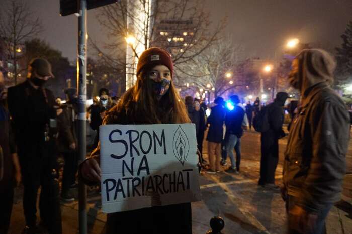 S padajícími dogmaty se v Polsku otevírá nová debata. Mluví se o potratech, zpívá se o menstruaci, v ulicích vlají duhové vlajky, kritizuje se patriarchát. Foto Petra Dvořáková