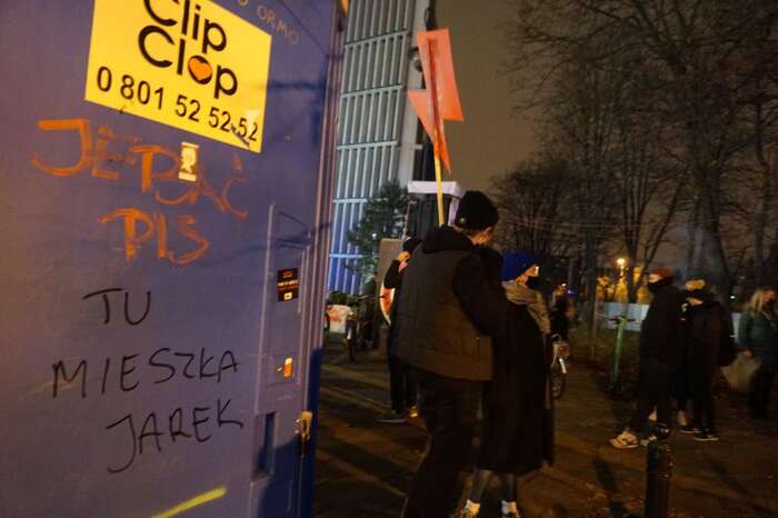 Radostně přímočará vulgárnost protestů je autentickým projevem skutečnosti, že část polské společnosti už nehodlá s ultrakatolickou vládou vůbec diskutovat. Foto Petra Dvořáková
