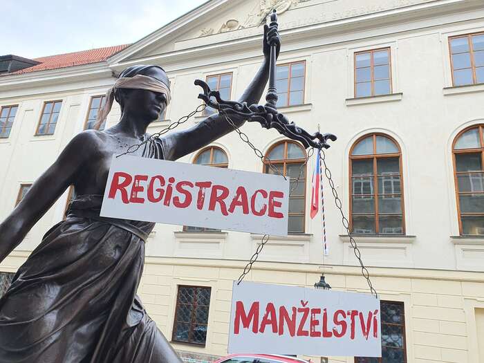 Návrh novely zákona o manželství pro všechny již leží dva a půl roku v Poslanecké sněmovně. Foto FB Jsme fér