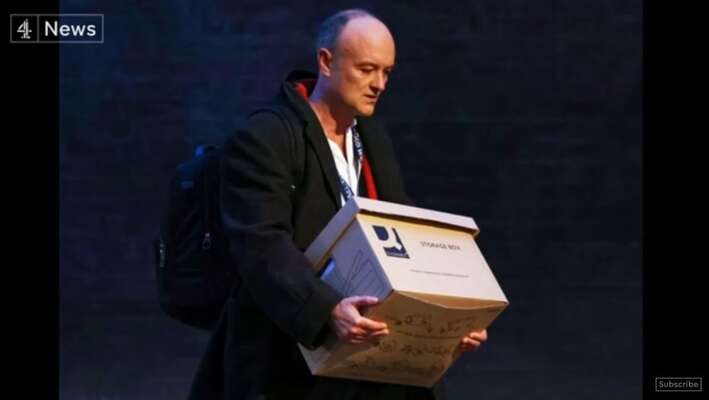 Cummings byl minulý týden zachycen kamerami, jak si odnáší věci z úřadu premiéra v lepenkové krabici. Repro DR
