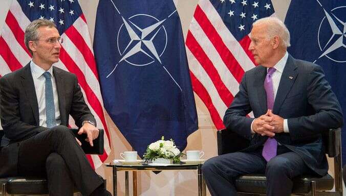 Není žádným tajemstvím, že NATO a šířeji transatlantické vztahy se po příchodu Donalda Trumpa do Bílého domu dostaly do krize. Generální tajemník NATO Jens Stoltenberg gratuluje Joeu Bidenovi ke zvolení prezidentem USA. Foto FB NATO