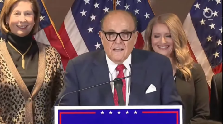 Trumpovu snahu zvrátit volby u soudů měli realizovat jeho oblíbení kampaníci-právníci: Rudy Giuliani, Jenny Ellisová (vpravo) a Sidney Powellová. Repro z televizního vysílání