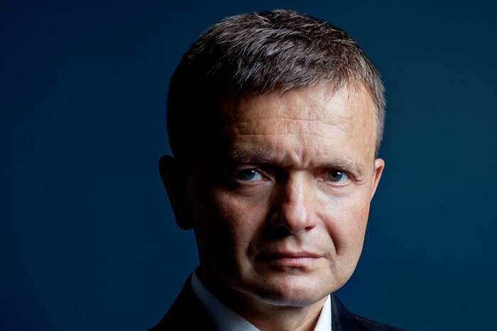 V princípe Haščákovi išlo o dve veci — buď dohodiť kšefty Pente alebo sa dohodnúť so zahraničnými investormi a vysvetliť im, že za dostatočné všimné im vybaví odpredaj štátneho podniku do ich rúk. Takto sa dohodol s Electricité de France, ktorí mu nadšene zaplatili 3 milióny eur za „vybavenie“ privatizácie slovenských elektrární, podplatila ho aj nemecká RWE Energie, taliansky ENEL, loboval za odpredaj vodární pre francúzsku Veoliu. Foto FB Jaroslav Haščák