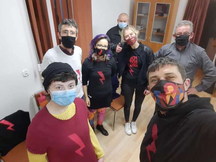 Zuzana a Marcin během malování blesků na trička před akcí v Lubaczówě. Foto Facebook Murem za Kobietami Lubaczów