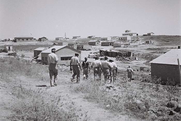 Kibuc v severním Negevu v létě 1946. Foto Zoltan Kluger, WmC