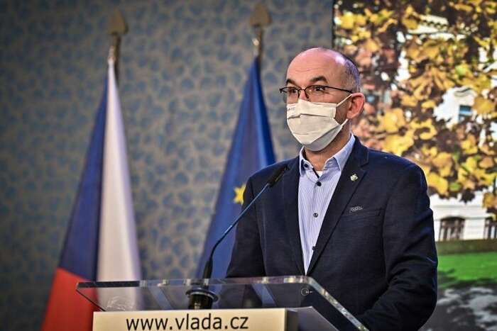 Podle odhadů Přírodovědecké fakulty Univerzity Karlovy zemřelo v důsledku epidemie covid-19 asi sedmnáct tisíc lidí, tedy ještě o několik tisíc více, nežli udávají oficiální statistiky ministerstva zdravotnictví, jež v minulém Jan Blatný začal zcela nepochopitelně bagatelizovat. Foto Úřad vlády