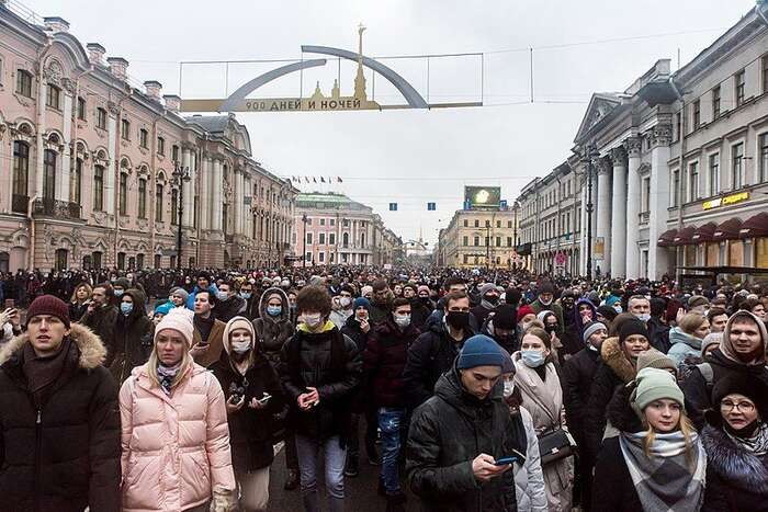 Stoupenci Alexeje Navalného na petrohradském Něvském prospektu. Foto Okras, WmC